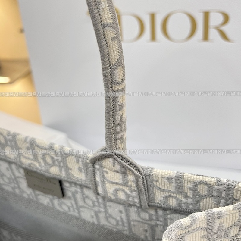 디올북토트백미디움  20260325-171520-015루.jpg