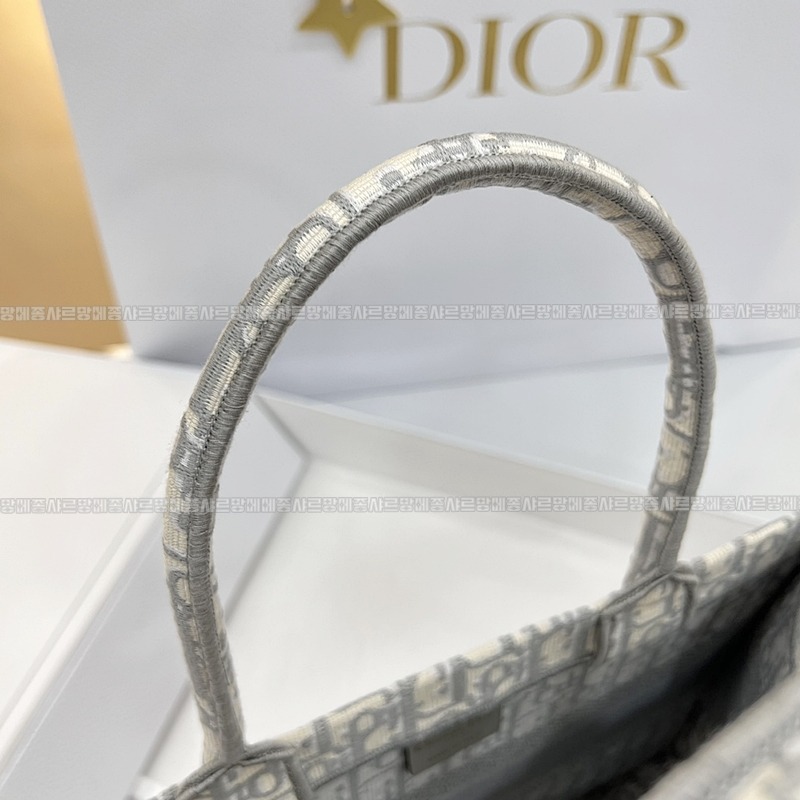 디올북토트백미디움  20260325-171519-014루.jpg