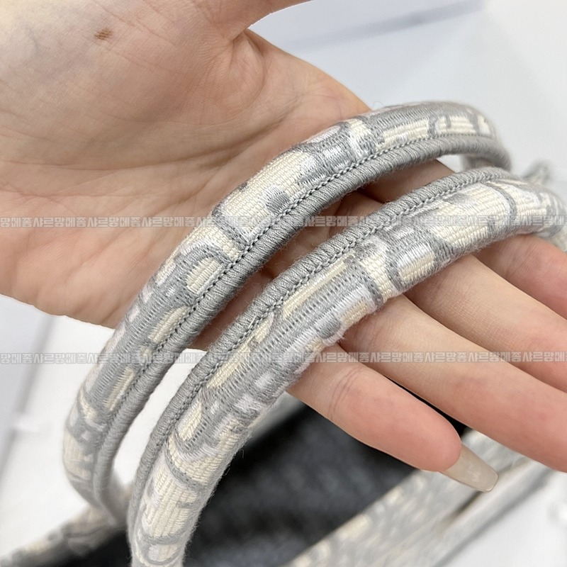 디올북토트백미디움  20260325-171519-013루.jpg