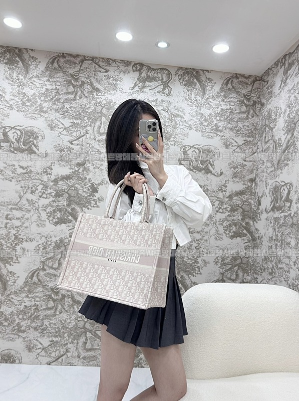 디올북토트백미디움  20260325-171804-017루.jpg