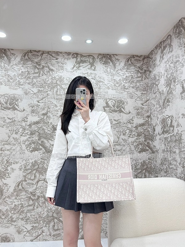 디올북토트백미디움  20260325-171804-018루.jpg