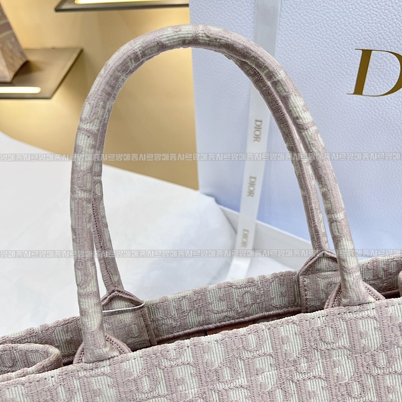 디올북토트백미디움  20260325-171803-012루.jpg