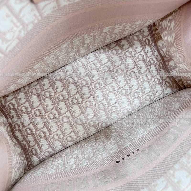 디올북토트백미디움  20260325-171803-011루.jpg