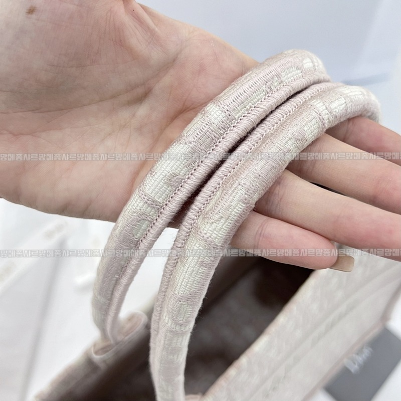 디올북토트백미디움  20260325-171804-014루.jpg