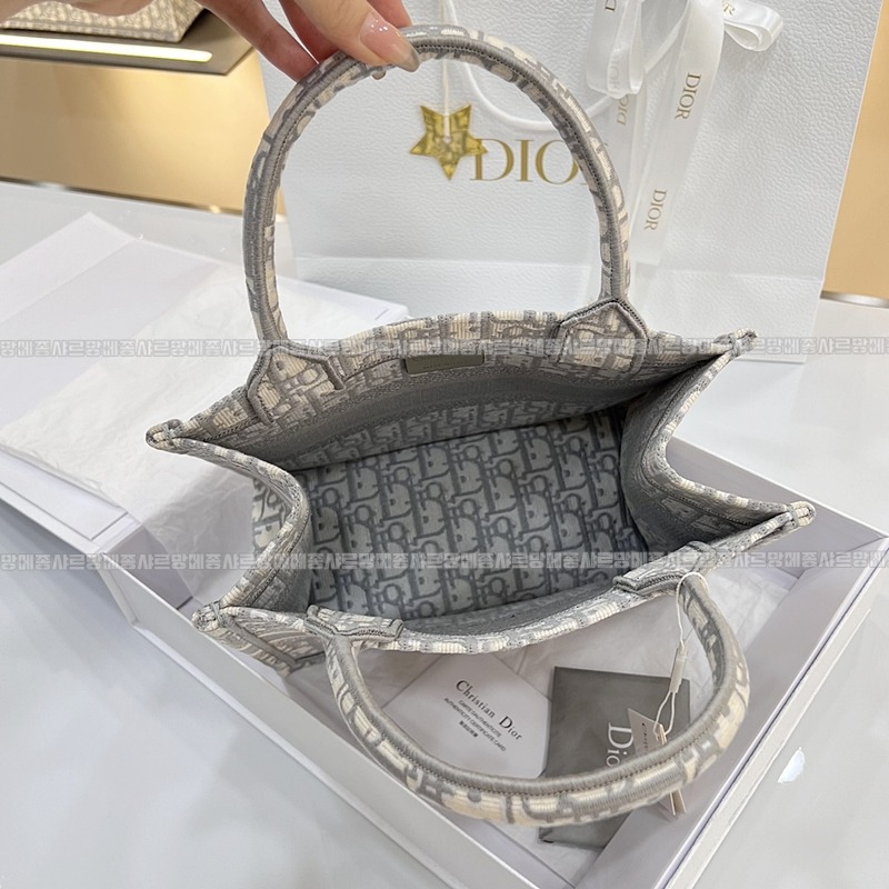 디올북토트백스몰20260326-100030-005루.jpg