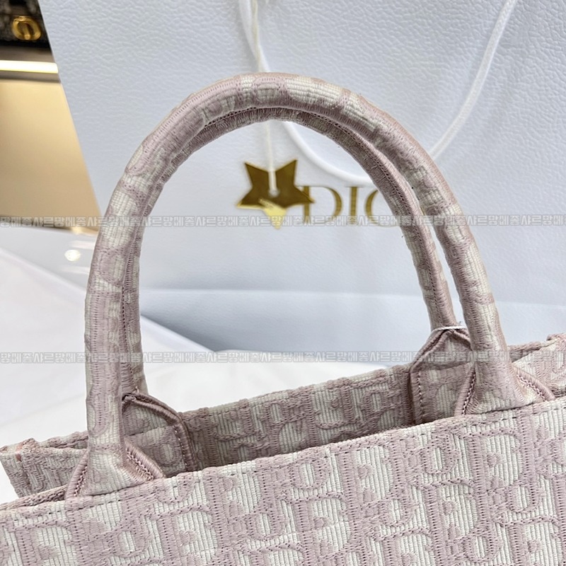 디올북토트백스몰20260326-100420-012루.jpg