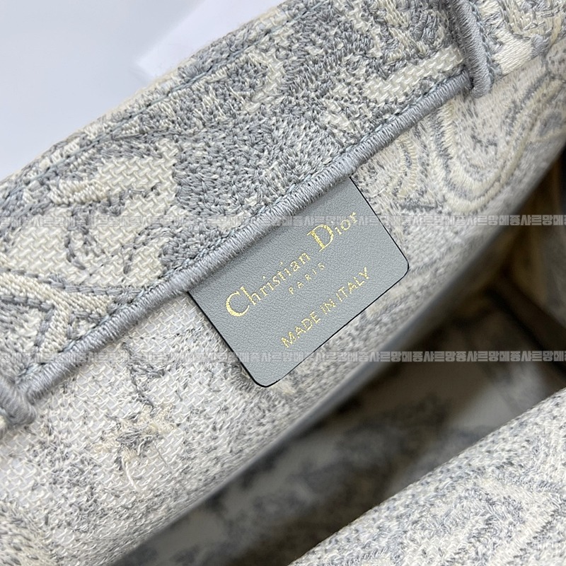 디올북토트백스몰20260326-100704-007루.jpg