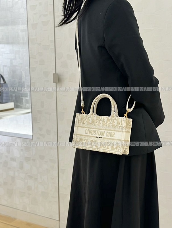 디올북토트백스몰  20260329-112608-017루.jpg