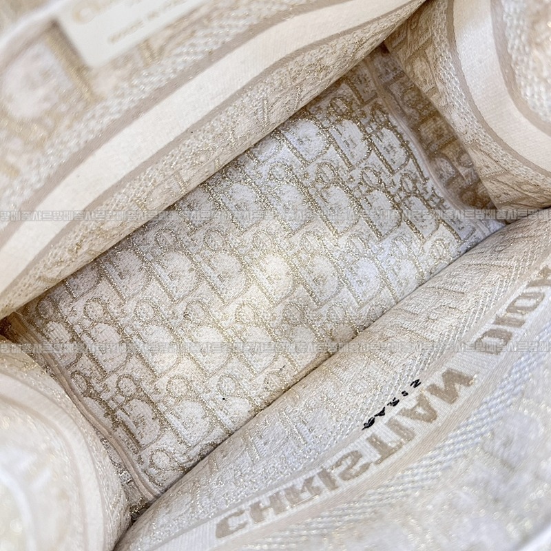 디올북토트백미디움  20260329-113704-009루.jpg