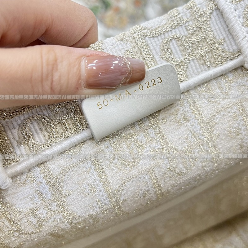 디올북토트백미디움  20260329-113704-012루.jpg