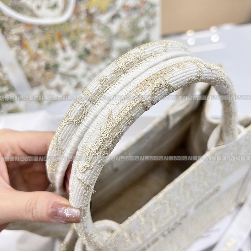 디올북토트백미디움  20260329-113705-014루.jpg