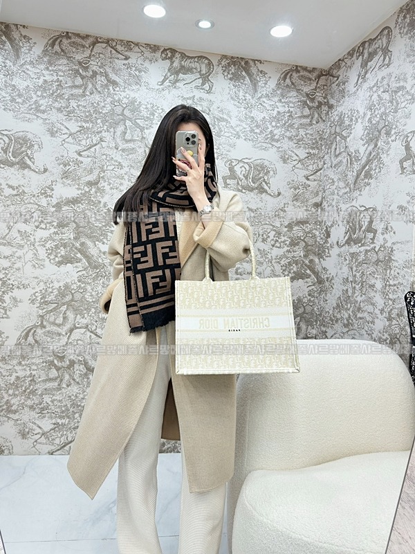 디올북토트백미디움  20260329-115259-013루.jpg