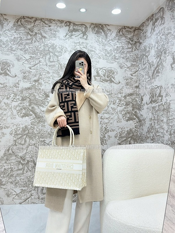 디올북토트백미디움  20260329-115259-014루.jpg