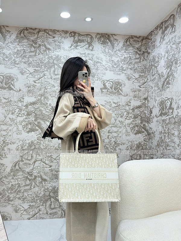 디올북토트백미디움  20260329-115259-015루.jpg