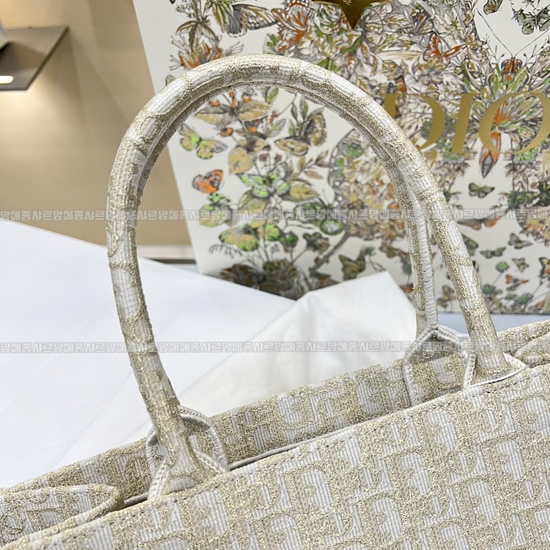 디올북토트백미디움  20260329-115258-006루.jpg