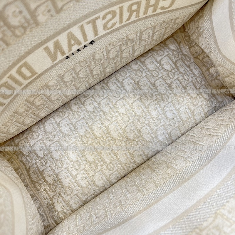 디올북토트백미디움  20260329-115259-012루.jpg