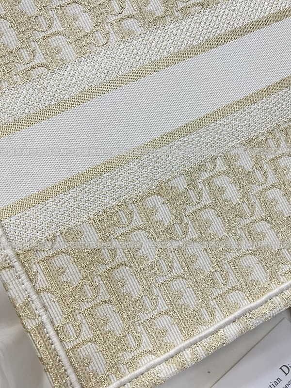 디올북토트백미디움  20260329-115259-011루.jpg