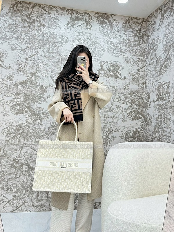 디올북토트백라지  20260329-115719-017루.jpg