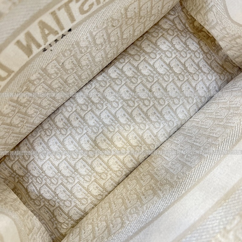 디올북토트백라지  20260329-115717-009루.jpg