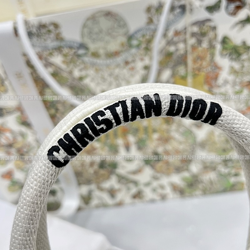 디올북토트백스몰  20260329-131104-007루.jpg