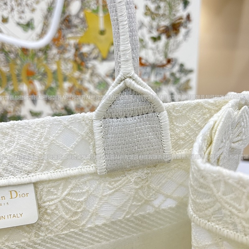 디올북토트백스몰  20260329-131104-011루.jpg