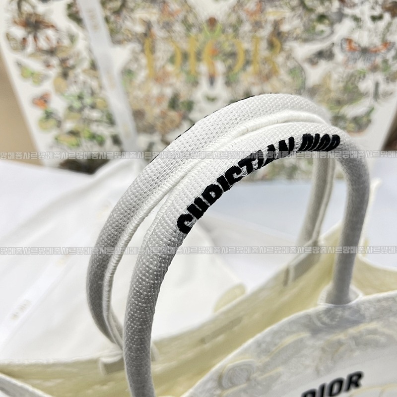 디올북토트백미디움  20260329-133039-012루.jpg