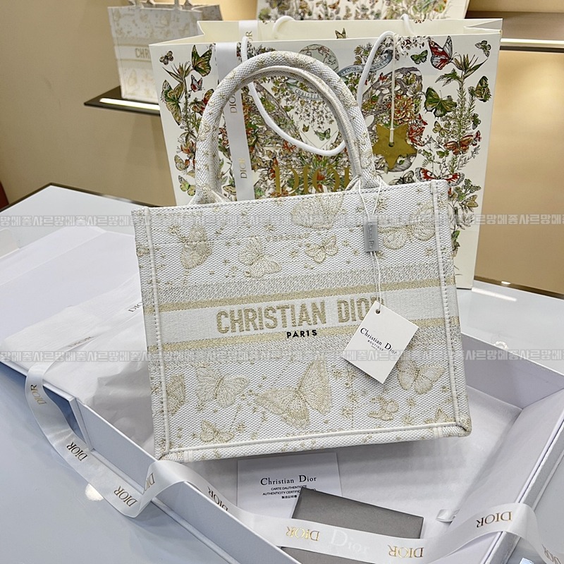 디올북토트백화이트골드스몰 20260330-113538-001루.jpg