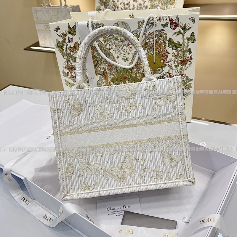 디올북토트백화이트골드스몰 20260330-113538-002루.jpg