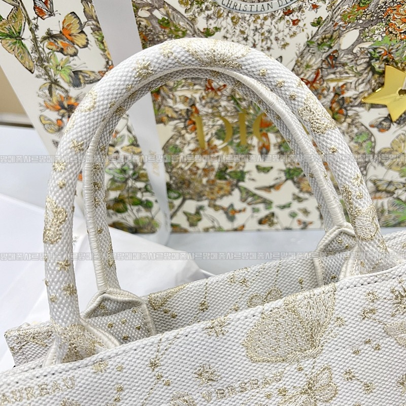 디올북토트백화이트골드스몰 20260330-113539-006루.jpg