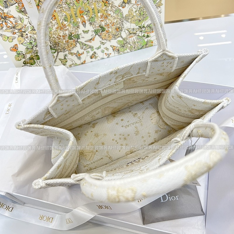 디올북토트백화이트골드스몰 20260330-113539-008루.jpg