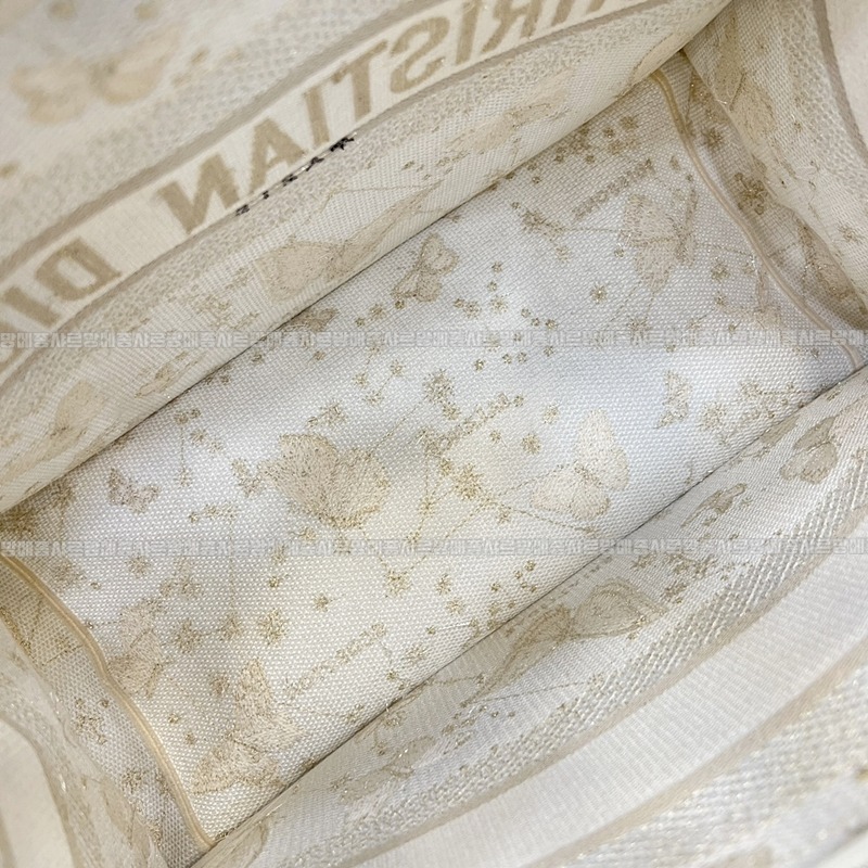 디올북토트백화이트골드스몰 20260330-113539-011루.jpg