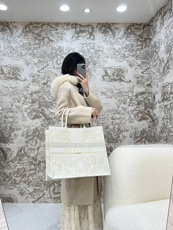 디올북토트백화이트골드라지 20260330-124926-wsxc1774874233791_0루.jpg