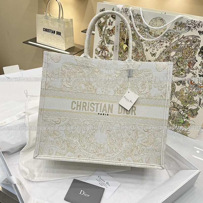 디올북토트백화이트골드라지 20260330-124923-wsxc1774874179924_0루.jpg