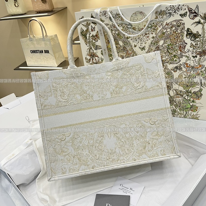 디올북토트백화이트골드라지 20260330-124923-wsxc1774874179924_1루.jpg