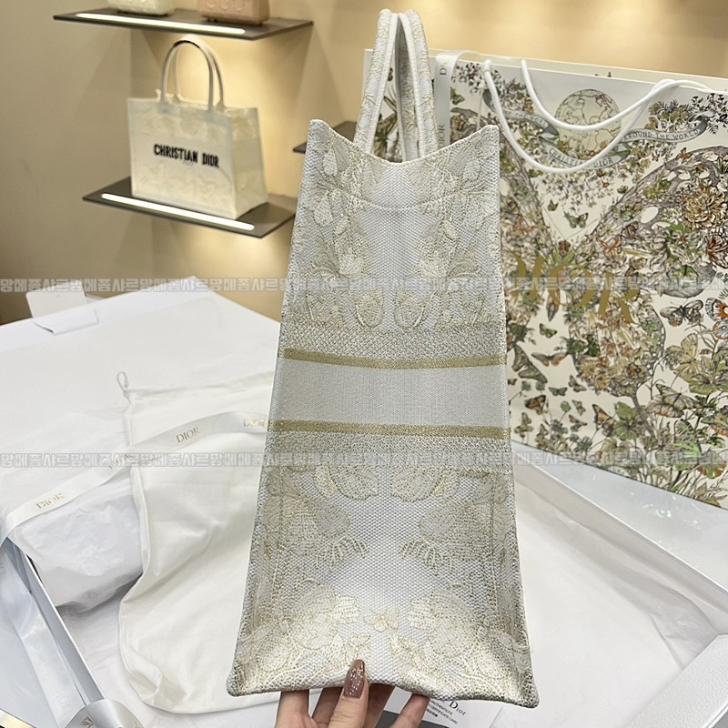 디올북토트백화이트골드라지 20260330-124923-wsxc1774874179924_2루.jpg