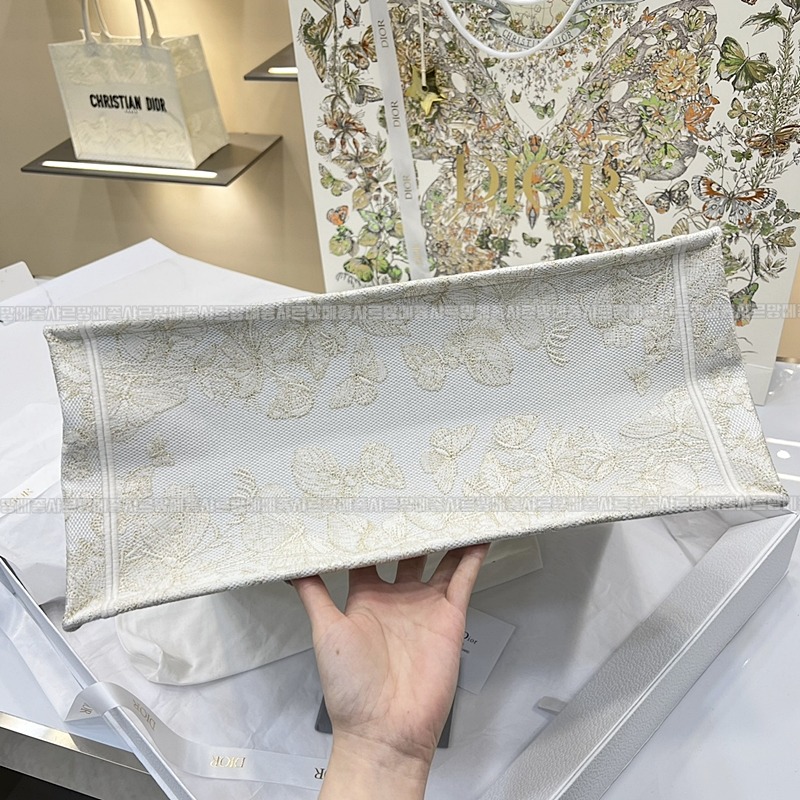 디올북토트백화이트골드라지 20260330-124923-wsxc1774874180074_3루.jpg