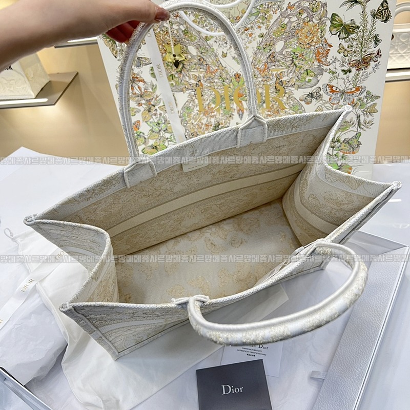 디올북토트백화이트골드라지 20260330-124924-wsxc1774874180227_7루.jpg