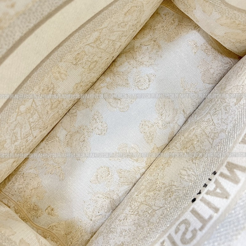 디올북토트백화이트골드라지 20260330-124924-wsxc1774874180281_8루.jpg