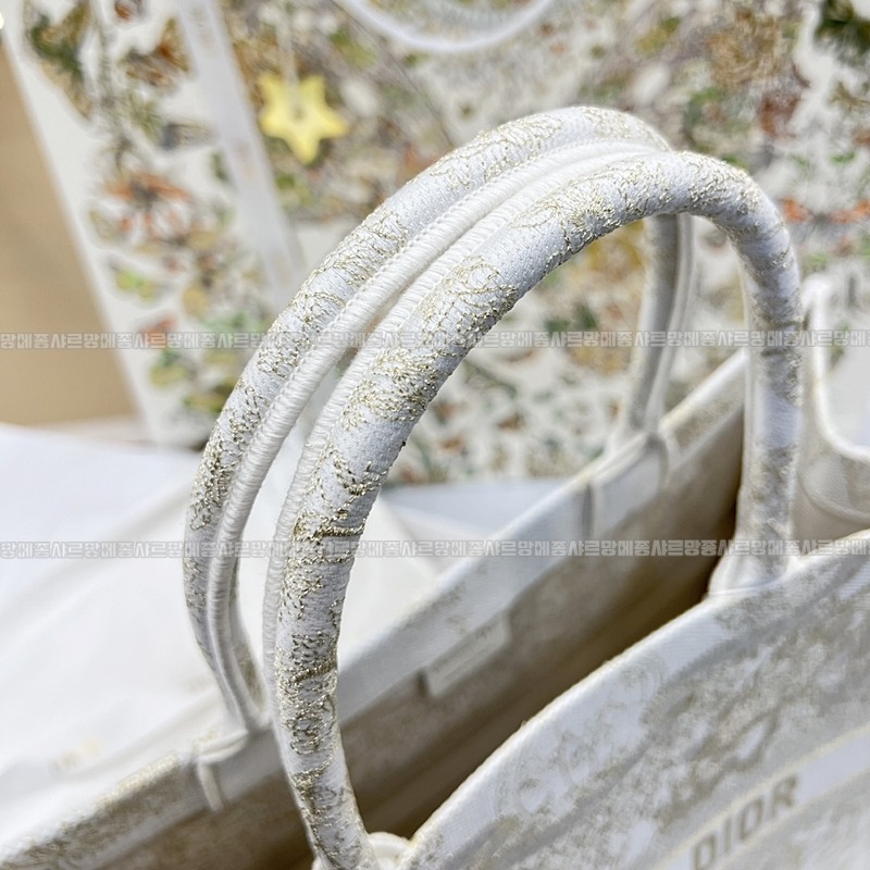 디올북토트백화이트골드라지 20260330-124924-wsxc1774874182424_0루.jpg