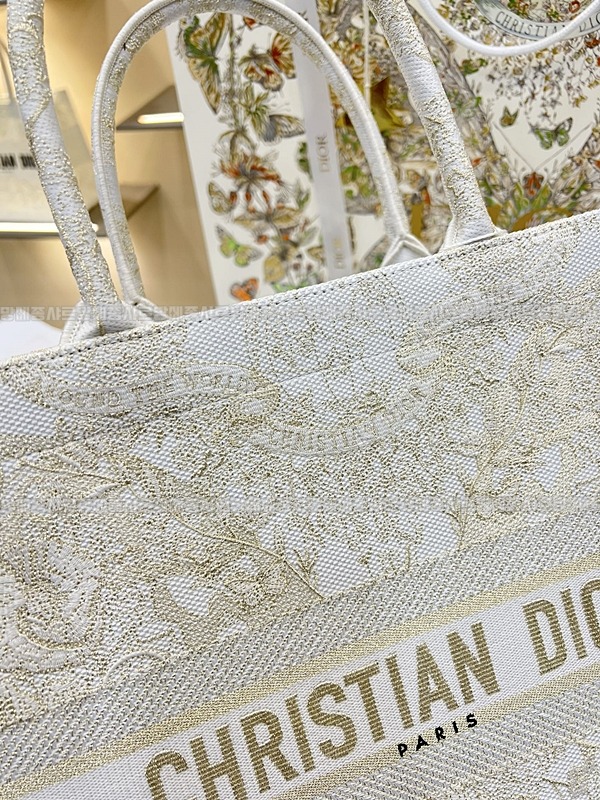 디올북토트백화이트골드라지 20260330-124924-wsxc1774874182424_2루.jpg