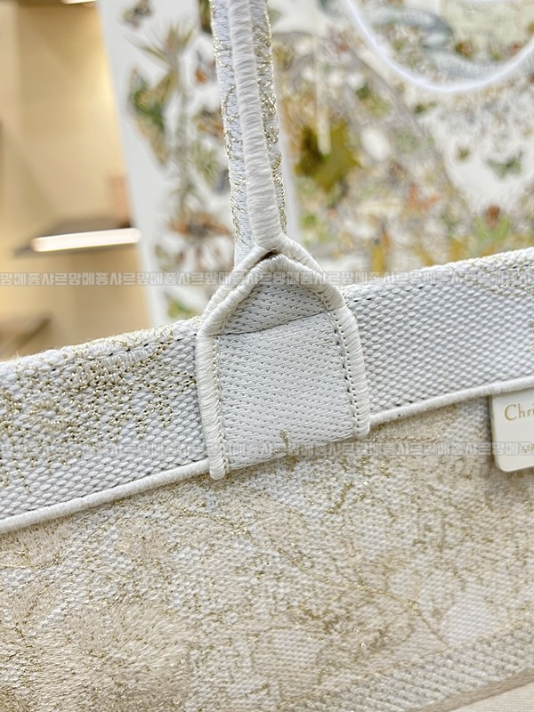 디올북토트백화이트골드라지 20260330-124924-wsxc1774874182424_1루.jpg