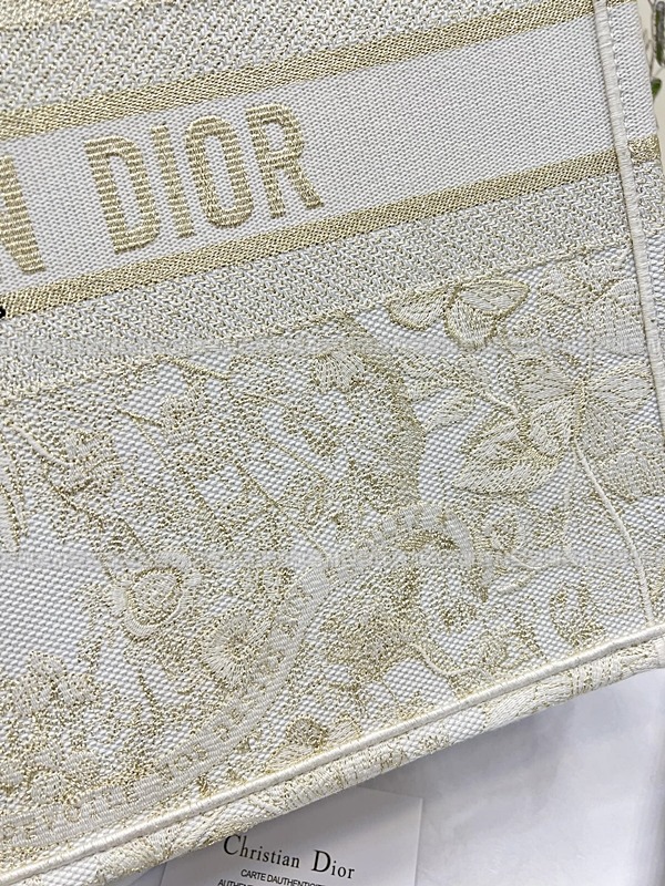 디올북토트백화이트골드라지 20260330-124925-wsxc1774874182596_4루.jpg