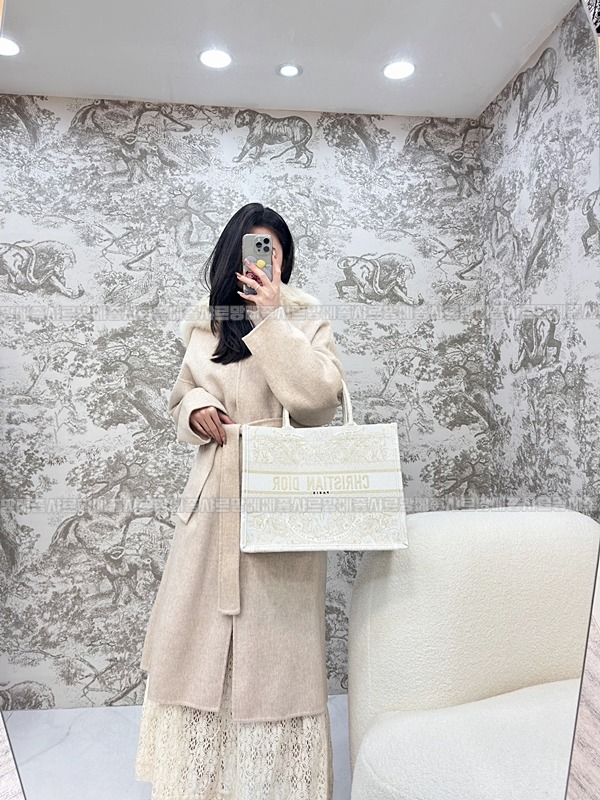 디올북토트백화이트골드미디움 20260330-124228-019루.jpg