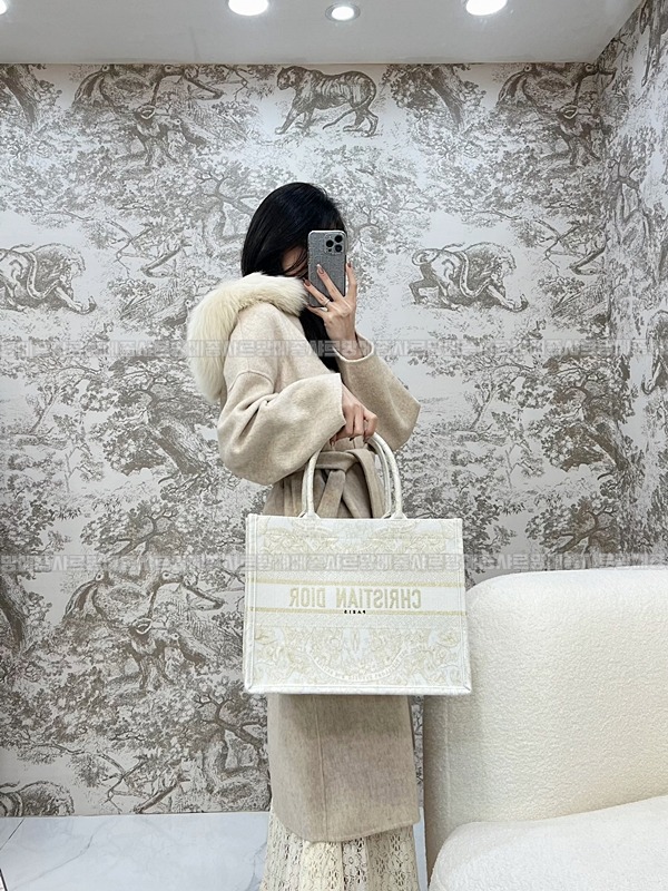 디올북토트백화이트골드미디움 20260330-124228-021루.jpg