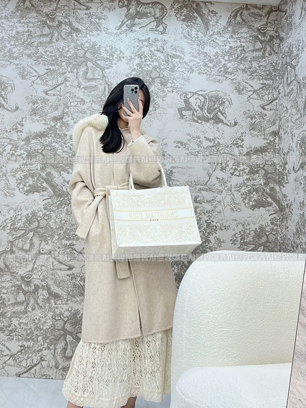 디올북토트백화이트골드미디움 20260330-124229-023루.jpg