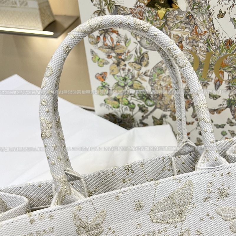 디올북토트백화이트골드미디움 20260330-124225-006루.jpg