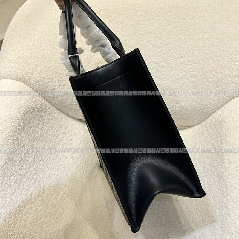 디올북토트백미디움 20260330-171631-wsxc1774890143215_4루.jpg