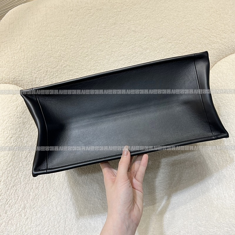 디올북토트백미디움 20260330-171631-wsxc1774890143218_5루.jpg