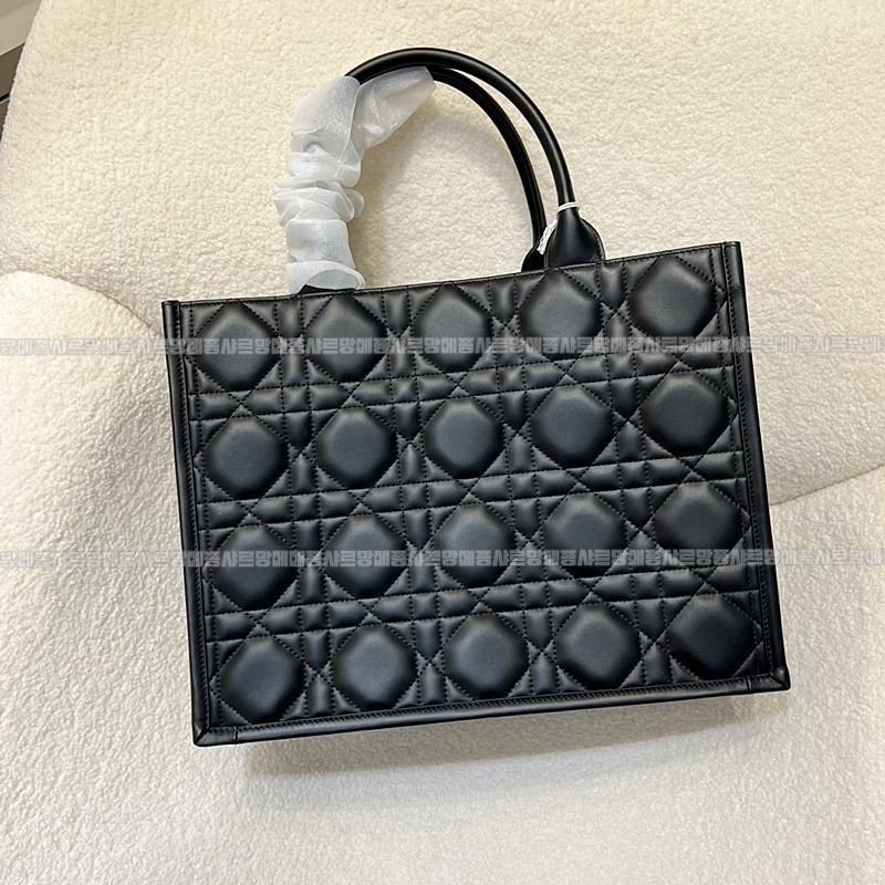 디올북토트백미디움 20260330-171631-wsxc1774890142948_3루.jpg