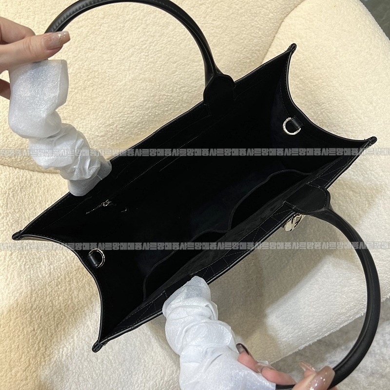 디올북토트백미디움 20260330-171631-wsxc1774890143382_7루.jpg